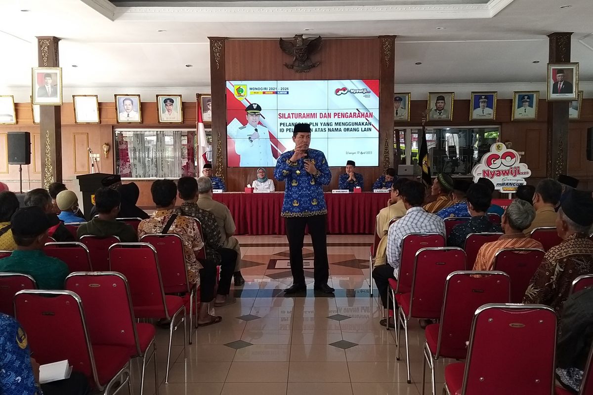 BERIKAN PENJELASAN—Bupati Wonogiri, Joko Sutopo memberikan penjelasan terkait persoalan 167 warga miskin yang ditolak program listrik gratis karena identitasnya sudah dipakai pihak lain di Pendopo Kabupaten Wonogiri, Senin (17/4/2023). Pemkab Wonogiri menghadirkan PLN dan pihak penerima bantuan program tersebut.