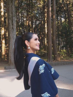 Melliza Xaviera tampil anggun di Jepang dengan batik Megamendung dan tas peta Indonesia, paduan elegan yang tunjukkan identitasnya di Negeri Sakura.