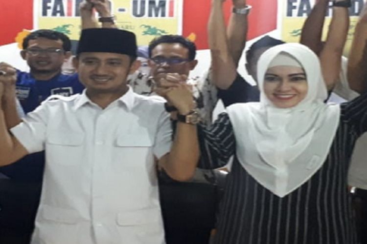 Bersama dengan seluruh pendukung saat deklarasi kemenangan Fairid Naparin dan Umi Mastikah