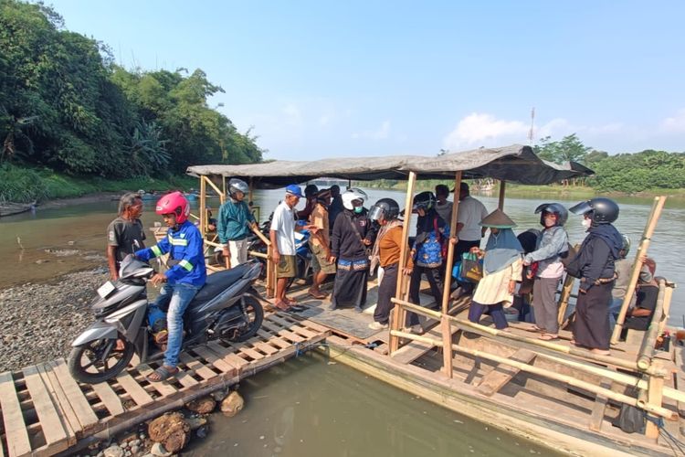 Penutupan Jembatan Serayu Bawa Rezeki Baru, Pekerja Tambang Pasir Banyumas Jadi Operator Perahu, Sehari Raup Rp 100.000