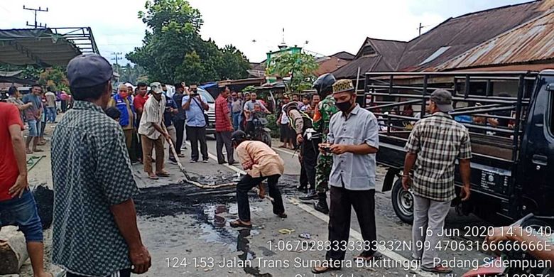 Ratusan warga memblokade jalan nasional yang menghubungkan antara Provinsi Sumatera Utara dan Sumatera Barat, di Desa Hutapuli, Kecamatan Siabu, Kabupaten Mandailing Natal, Selasa (16/6/2020). Aksi tersebut sebagai bentuk protes warga gara-gara tidak kebagian bantuan sosial (BLT) Covid-19.