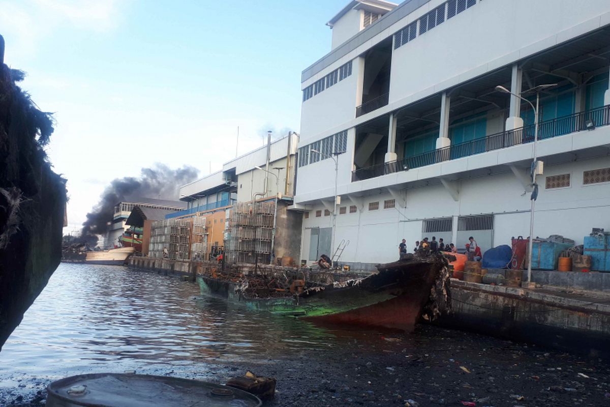 Api kembali membakar bangkai kapal-kapal di Pelabuhan Muara Baru, Pluit, Penjaringan, Jakarta Utara, Minggu (24/2/2019) pukul 16.30 WIB