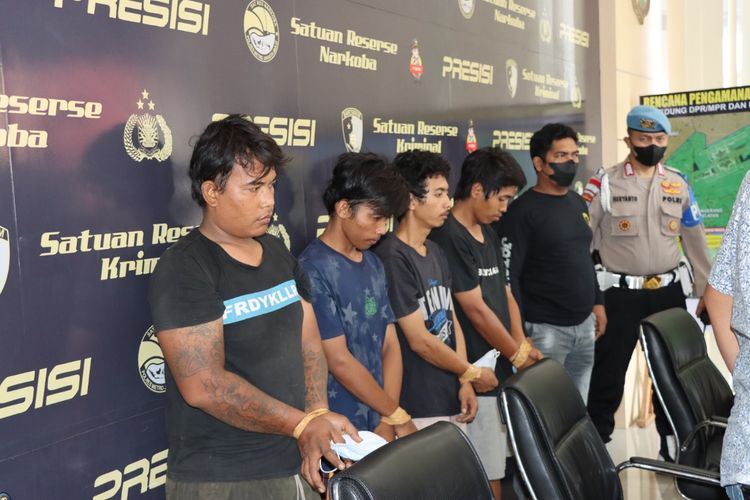 Polisi menangkap empat pria pelaku aksi penipuan dan pencurian dengan modus motor mogok di kawasan Citra 2, Kalideres, Jakarta Barat, beberapa waktu lalu.