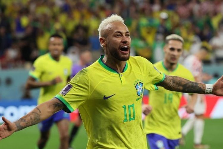 Penyerang Brasil Neymar berselebrasi usai mencetak gol ke gawang Kroasia pada laga perempat final Piala Dunia 2022 di Stadion Education City, Al Rayyan, Qatar, Jumat (9/12/2022) malam WIB.