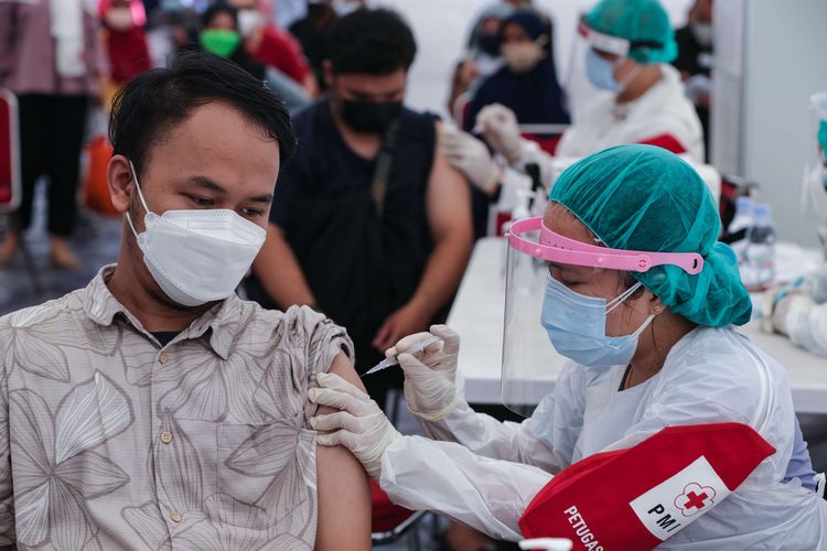 Warga mengikuti vaksinasi covid-19 yang diselenggarakan Palang Merah Indonesia di Gudang Darurat Covid-19 PMI, Jalan Gatot Subroto, Jakarta, Senin (12/7/2021). Vaksinasi program ini menargetkan sebanyak 10.000 orang yang akan dicapai dalam 10 hari pelayanan.