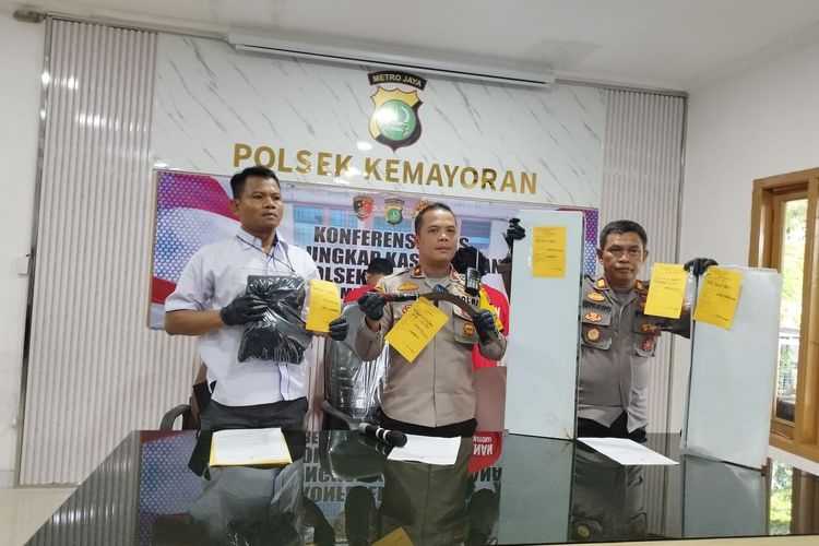Konferensi pers terkait kasus sopir bajaj vs juru parkir di Mapolsek Kemayoran, Jakarta Pusat, Selasa (20/2/2024).