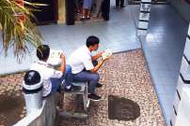 KOMPAS.com / Mei Leandha - Membaca, siswa YP Parulian Medan wajib membaca selama 15 menit sebelum jam belajar dimulai, Selasa (01/1012016)