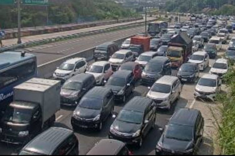 Arus mudik di tol Krapyak tersendat