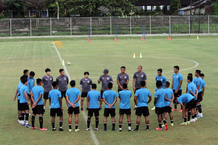 Pemain Timnas Indonesia latihan persiapan ujicoba melawan Timor Leste dalam FIFA Matchday di Stadion Gelora Samudra Kuta, Bali, Rabu (26/1/2022) sore.