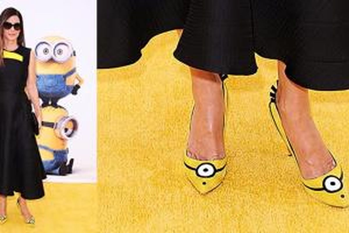 Sandra Bullock menghadiri premiere film Minions (27/06/2015) dengan mengenakan sepatu kuning berkarakter sama pada film animasi tersebut.