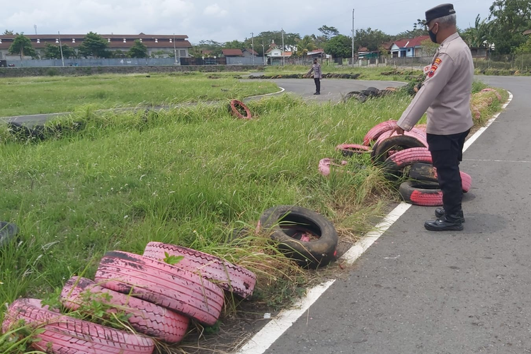 Petugas kepolisian menunjukkan lokasi terjadinya kecelakaan yang mengakibatkan seorang pembalap asal Jakarta Timur meninggal saat latihan di Sirkuit Mojosongo, Boyolali, Jawa Tengah, Minggu (10/12/2023).