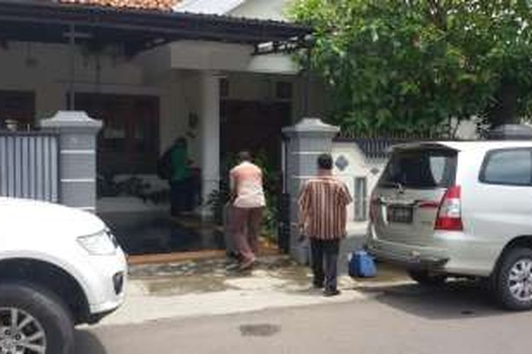 Foto : Tim KPK sementara masuk ke rumah adik kandung Walikota Madiun, Bondan Pandji Saputro di Kota Madiun, Rabu ( 23 / 11 / 2016) siang. 