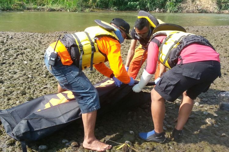 Evakuasi korban Mujianto di Sungai Brantas Kecamatan Kras, Kabupaten Kediri, Jawa Timur, Minggu (3/9/2017). Korban tenggelam saat mencuci jeroan kambing kurban di Kedungwaru Kabupaten Tulungagung, Jumat (1/9/2017).