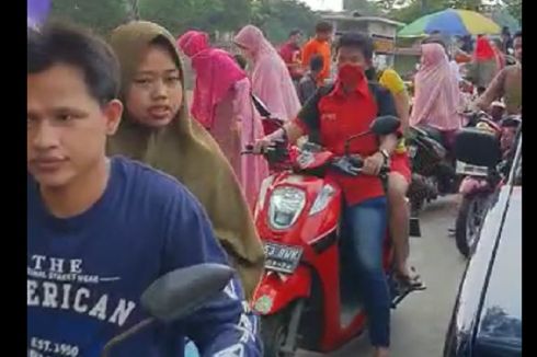 Abaikan Imbauan Pemerintah, Warga Padati Pasar Kemiri Kembangan Utara