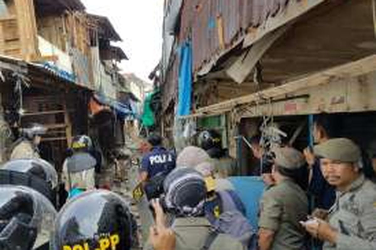 Aparat gabungan sisir warga Kampung Akuarium yang rusuh saat penertiban, Senin (11/4/2016).