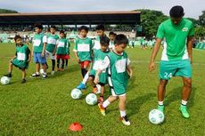 Mantan Striker Nasional Beri Klinik Sepakbola di Medan