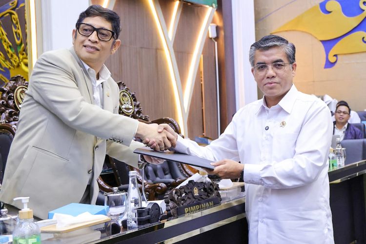 Menteri Ketenagakerjaan Yassierli menyerahkan DIM RUU PPRT kepada DPR RI sebagai langkah memperkuat pelindungan pekerja rumah tangga di Indonesia.