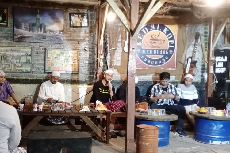 Habib Muhammad Assegaf (kaos hitam) saat berdakwah dalam kegiatan Majelis Ngaji lan Ngopi di hadapan para pemuda di kawasan Lidah Wetan, Kecamatan Lakarsantri, Surabaya, Jawa Timur, Minggu (9/5/2021).