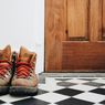 5 Alasan Kenapa Orang Amerika Pakai Sepatu di Rumah