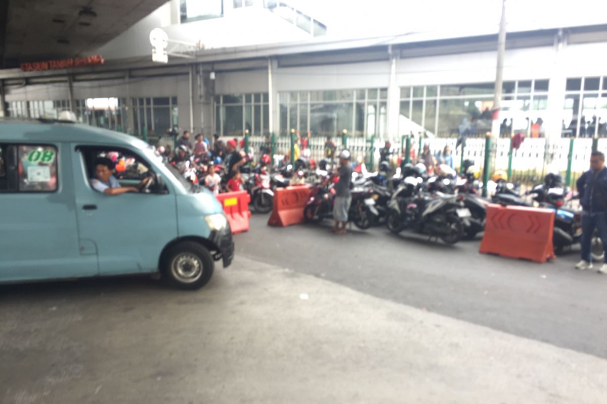 Pengendara sepeda motor mengeluhkan kenaikan tarif parkir yang dikelola UP Perpakiran DKI Jakarta di kawasan Jalan Jatibaru Raya, Tanah Abang, Jakarta Pusat, Kamis (7/6/2018).