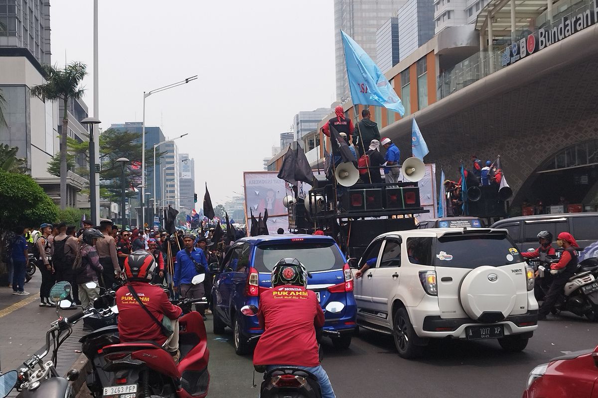 Suasana depan Halte Transjakarta Bundaran HI Astra dipadati massa buruh yang hendak unjuk rasa, Senin (2/10/2023). (KOMPAS.com/XENA OLIVIA)