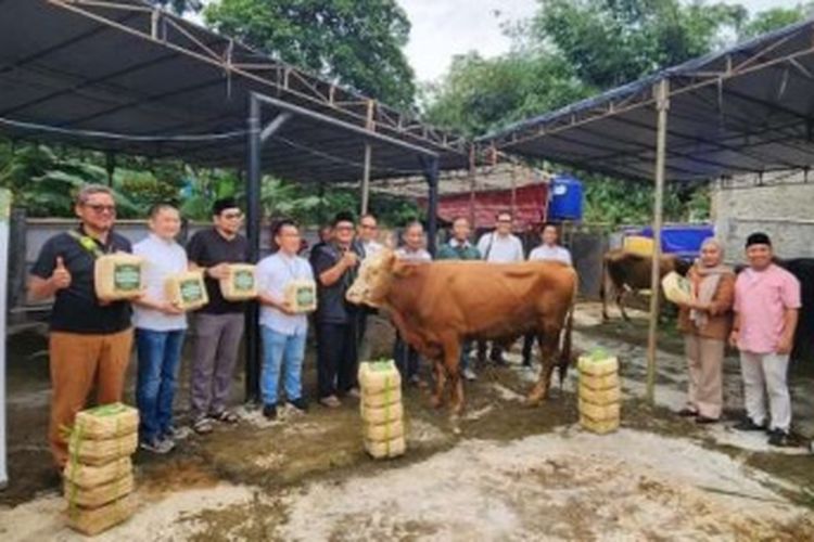 Sinar Mas membagikan daging kurban di BSD City, Tangerang Selatan, yang dikemas dalam besek bambu sesuai program ?Kurban Berkah Tanpa Sampah Plastik?. 