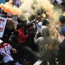 BERITA FOTO: Tuntut Firli Dicopot, Massa Lepas Tikus dan Lempar Telur ke Gedung KPK