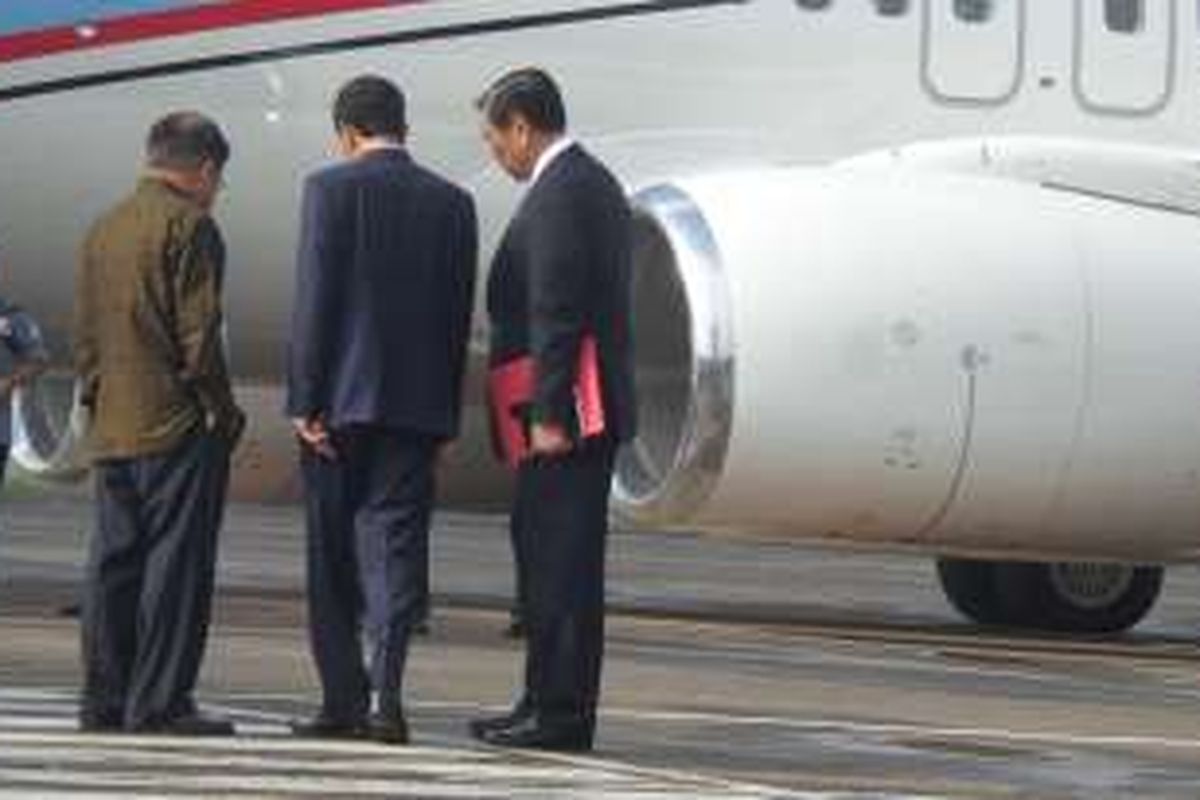 Presiden Joko Widodo berdiskusi dengan Wakil Presiden Jusuf Kalla dan Menko Polhukam Luhut Panjaitan sesaat sebelum terbang ke Eropa,Minggu (17/4/2016).