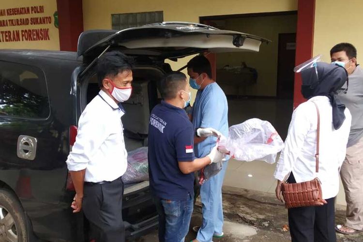 Polsek Cibinong bekerjasama dengan Sat Reskrim Polres Bogor melakukan penyelidikan terkait temuan sebuah kerangka manusia di Jalan Lingkar Lipi Kelurahan Cibinong pada Senin pagi (02/11/2020).