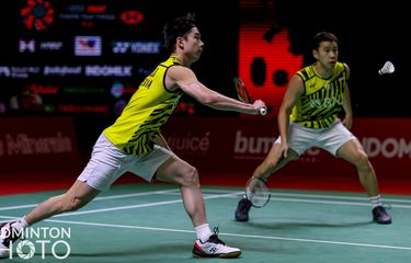 Ganda putra Indonesia Marcus Fernaldi Gideon/Kevin Sanjaya Sukamuljo beraksi pada BWF World Tour Finals 2021 di Bali International Convention Centre, Nusa Dua.