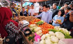 Blusukan ke Pasar Pandansari Balikpapan, Gibran Beli Nasi Pecel, Semangka dan Jahe
