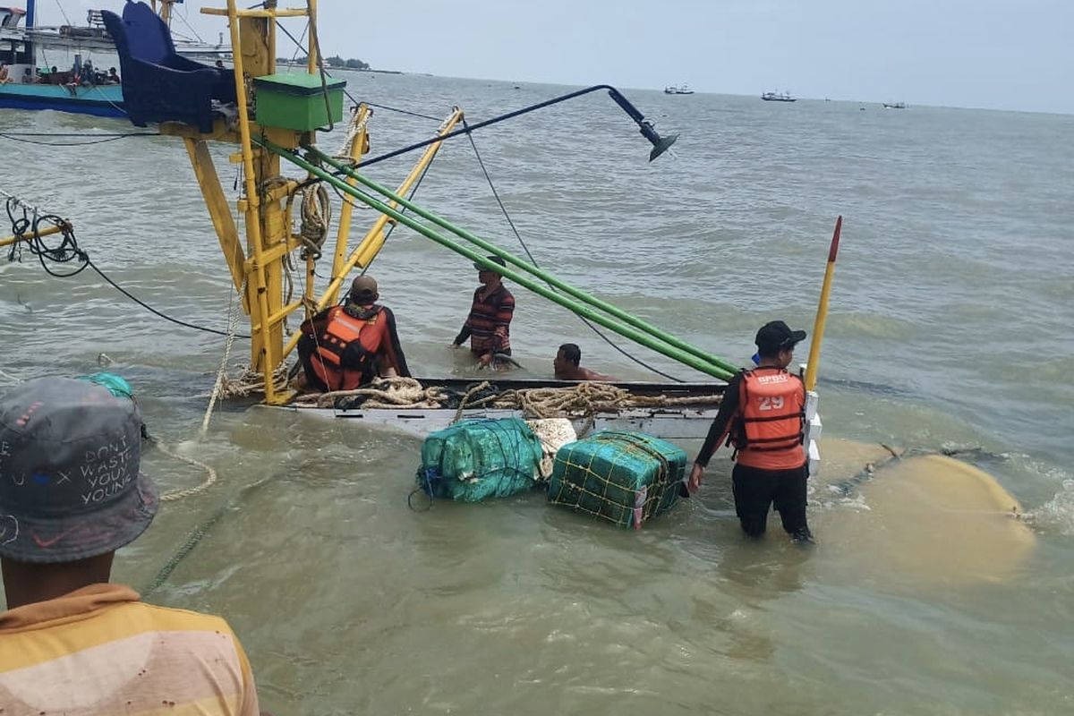 Evakuasi kapal ikan yang karam di Kabupaten Sampang, Jatim.