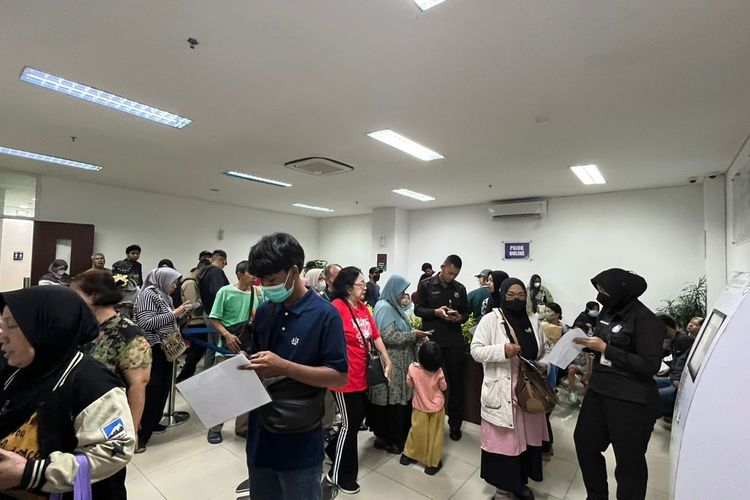 Suasana antrean warga di Kantor BPJS Kesehatan Depok, Jalan Boulevard Grand Depok City, Kota Depok, Kamis (5/2/2026).