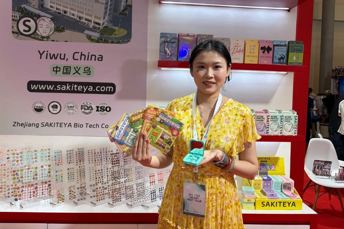 CEO Sakiteya, Alice, memamerkan produk di Cosmobeaute Indonesia 2026.