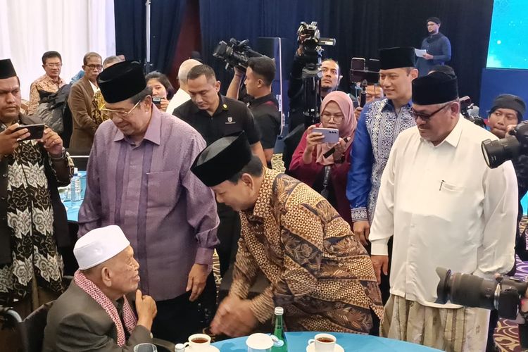 Capres nomor urut 2 Prabowo Subianto (batik cokelat) dan Presiden ke-6 Susilo Bambang Yudhoyono (SBY) menghadiri peringatan tsunami Aceh 2004 di Hotel Hermes, Aceh, Selasa (26/12/2023). 