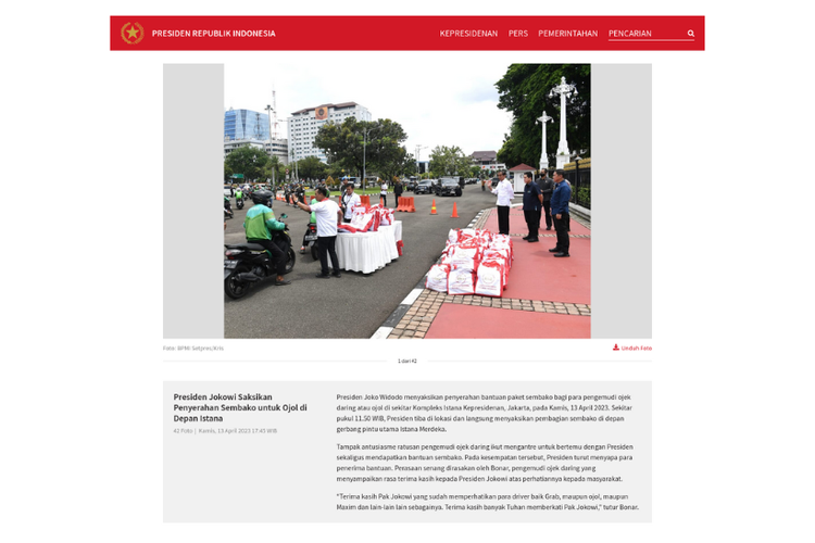 Tangkapan layar foto Jokowi menyaksikan pembagian sembako untuk pengemudi ojol di sekitar Istana Kepresidenan pada 13 April 2023.
