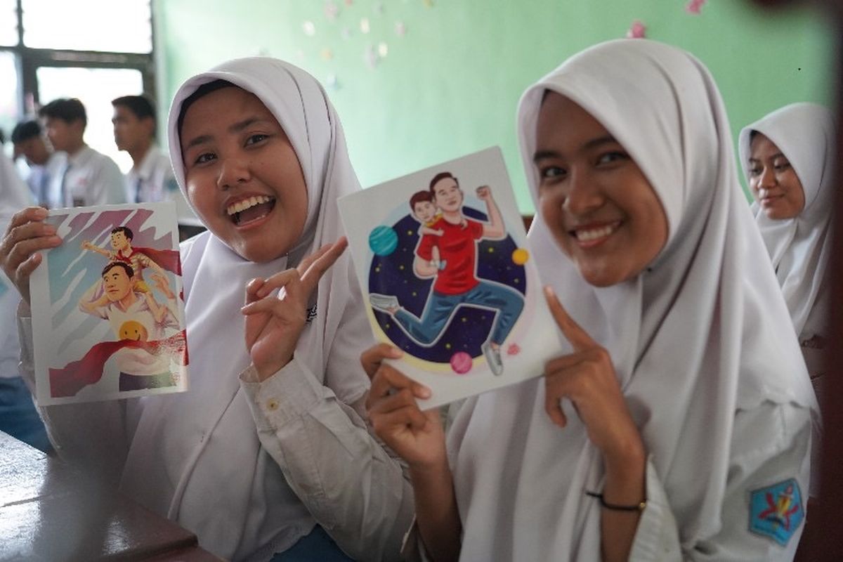 Murid SMAN 10 setelah mendapatkan buku dari Gibran, Senin (10/2/2025).
