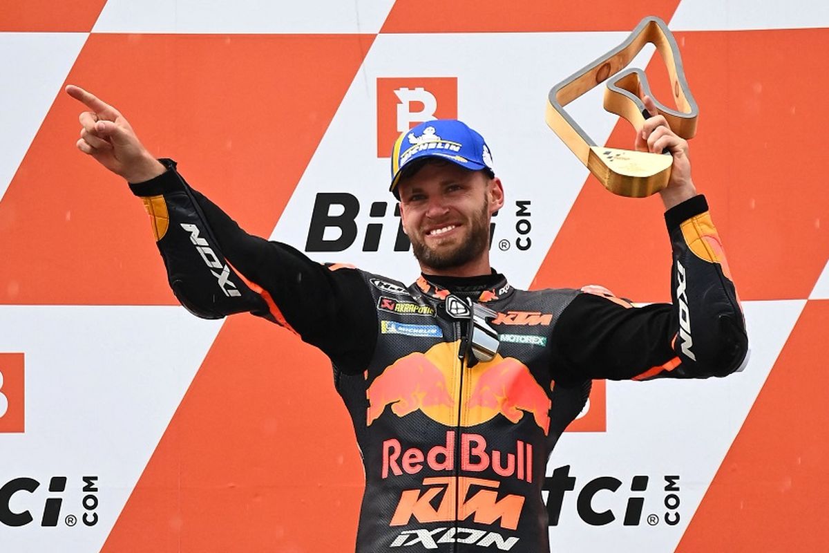 Pebalap Red Bull KTM, Brad Binder, merayakan kemenangannya pada balapan MotoGP Austria 2021 di Sirkuit Red Bull Ring, Minggu (15/8/2021) malam WIB.