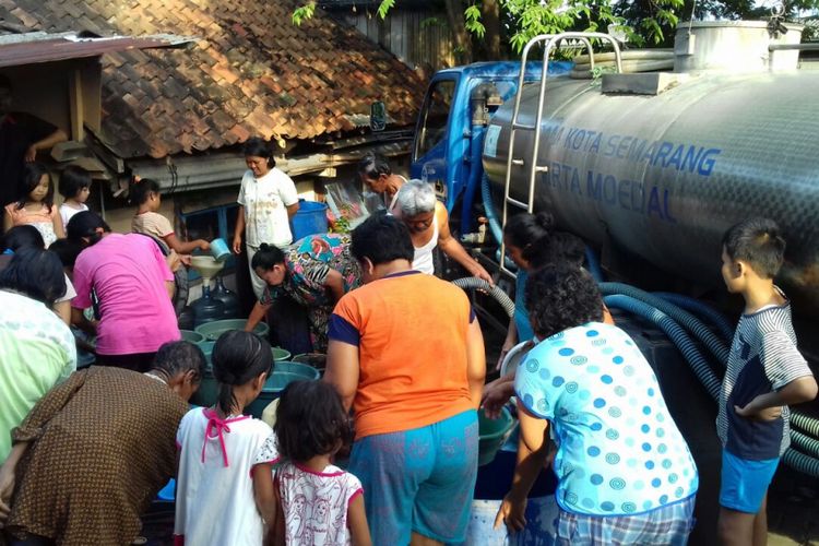 Pemerintah Kota Semarang meminta PDAM mengirimkan air bersih untuk warga Kota Semarang di wilayah timur yang kekurangan pasokan air, Rabu (9/5/2018).