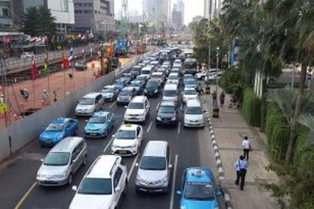 Jalan MH Thamrin menuju Jalan Jenderal Sudirman terpantau padat jelang penutupan sore ini akibat Konferenai Asia Afrika (KAA) Ke- 60, Rabu (22/4/2015)