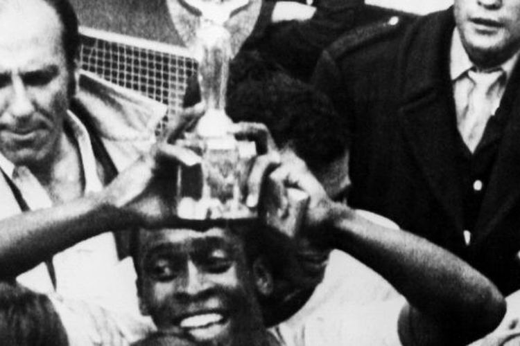 Pele saat mengangkat trofi Jules Rimet, setelah membawa Brasil menjadi juara pada Piala Dunia 1970 di Meksiko.