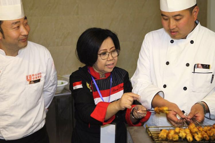 Sisca Soewitomo bersama tim koki China pada peresmian restoran Wonderful Indonesia di Luoyang, Provinsi Henan, China yang berada lantai 25 Hotel Peony Plaza, Sabtu (1/4/2017). 