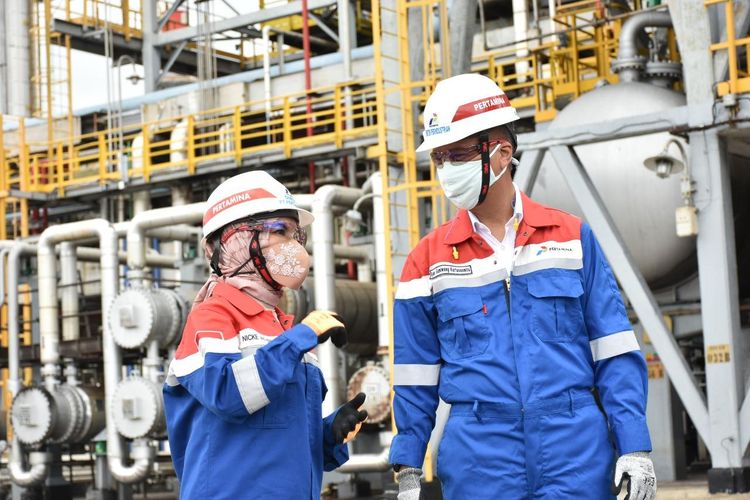 Menteri Perindustrian Agus Gumiwang Kartasasmita bersama Dirut PT Pertamina (Persero) mengunjungi lokasi kilang minyak, di Dumai, Rabu (15/7/2020).