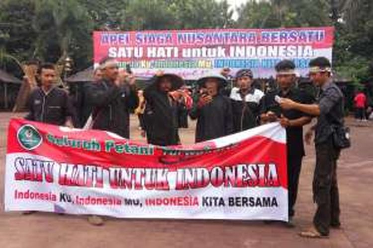 Apel siaga 'Nusantara Bersama, Satu hati untuk Indonesia' di Purwakarta, Kamis (1/12/2016), diikuti sekitar 30.000 orang. Peserta terdiri dari pelajar, mahasiswa, guru, Pemda, TNI, Polri, petani, hingga warga.