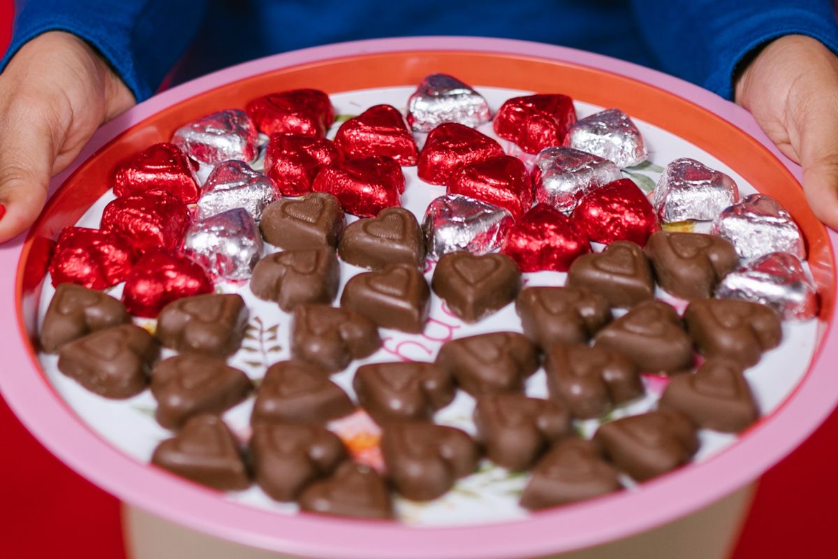 ilustrasi cokelat untuk hamper valentine
