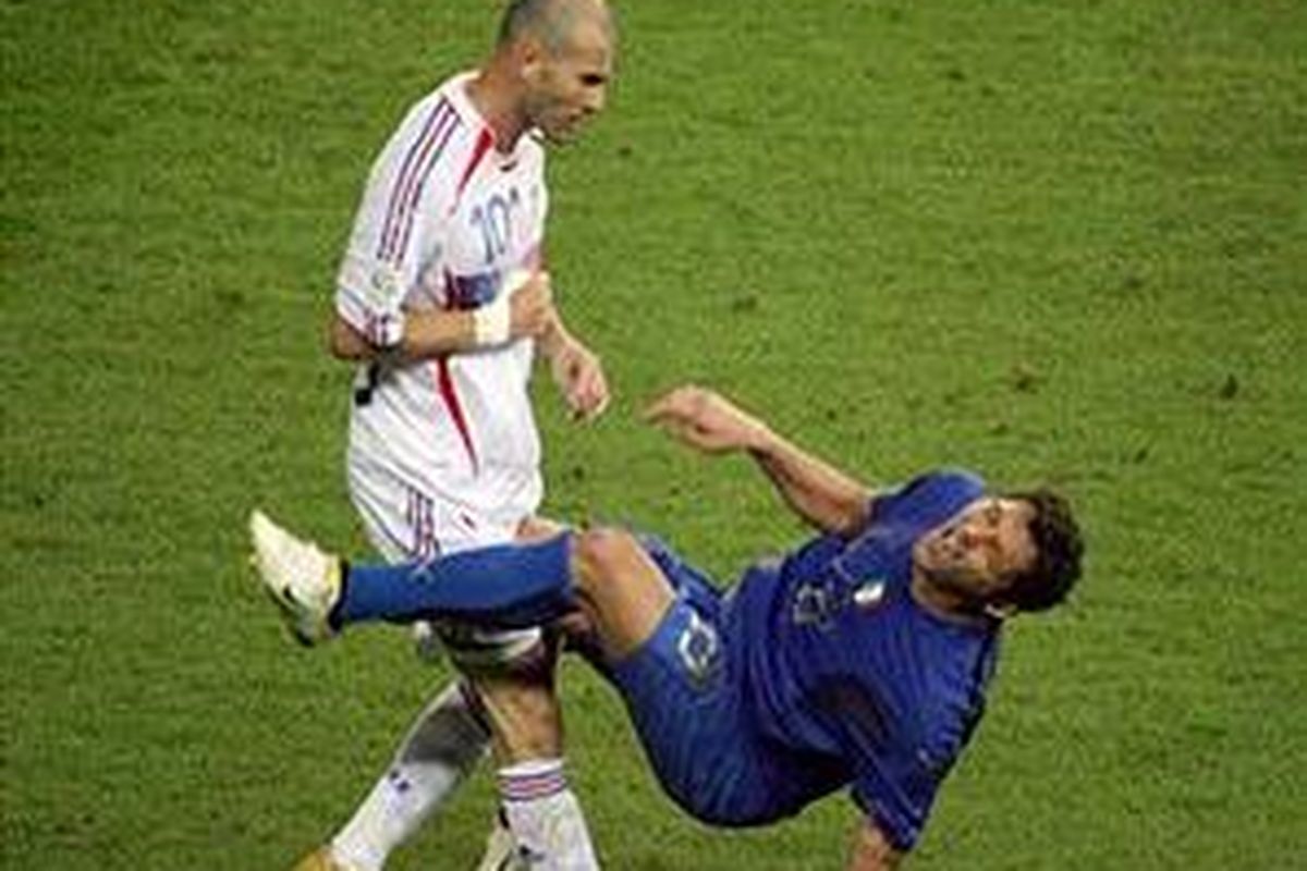 Zinedine Zidane saat menanduk Marco Materazzi di final Piala Dunia 2006.