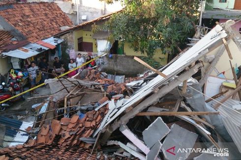 Penghuni Indekos yang Roboh di Mampang Mulai Mencari Barang Berharga Mereka