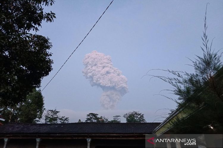 ERUPSI GUNUNG MERAPI. Letusan Gunung Merapi terlihat dari Musuk, Boyolali, Jawa Tengah, Selasa (3/3/2020). Gunung Merapi meletus pada pukul 05.22 WIB dengan tinggi kolom 6000 meter dengan status waspada. ANTARA FOTO/Irma/pras.