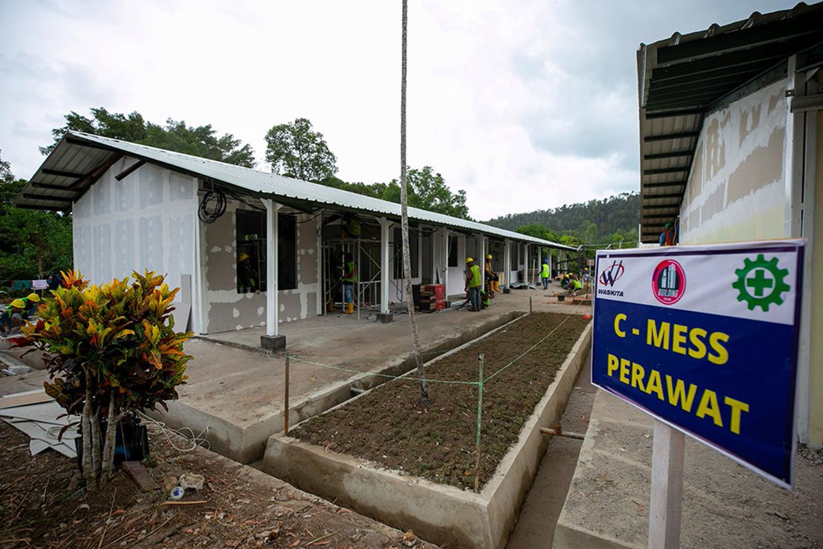 Pekerja memperbaiki bangunan bekas rumas sakit pengungsi Vietnam di kawasan bekas Camp Vietnam di Pulau Galang, Batam, Kepulauan Riau, Jumat (20/3/2020). Progres pembangunan Rumah Sakit Khusus Corona (COVID-19) secara keseluruhan telah mencapai 40 persen dan ditargetkan selesai dan siap untuk digunakan pada akhir bulan Maret 2020.