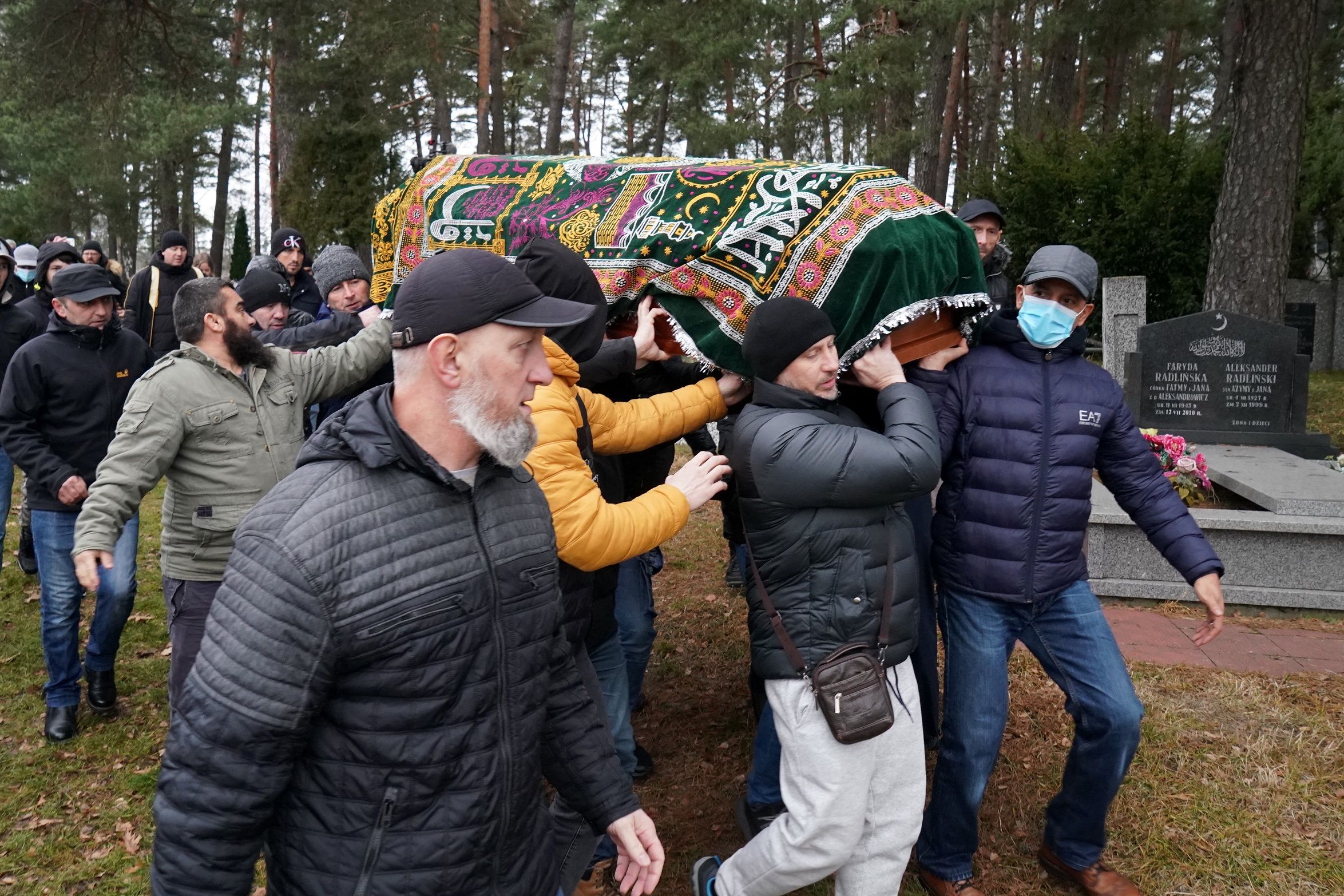 Pemakaman Seorang Migran Yaman yang Meninggal Kedinginan di Perbatasan Belarus-Polandia 